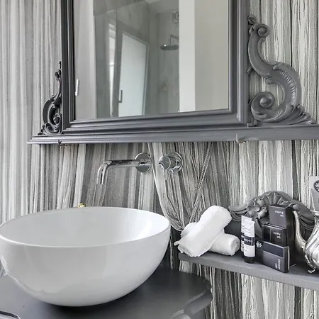 فندق مبيت وإفطار Monti Suites&aparts 4*